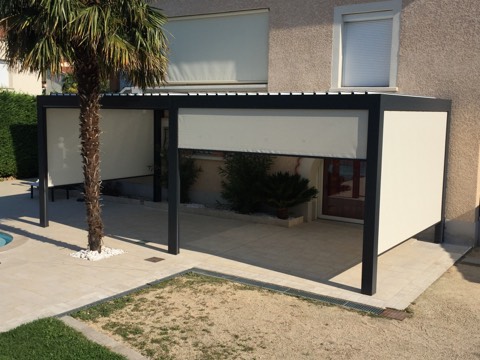 Pose de pergola avec modules de stores verticaux