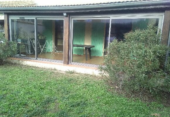 Pose de porte fenêtre coulissante aluminium en fermeture de terrasse