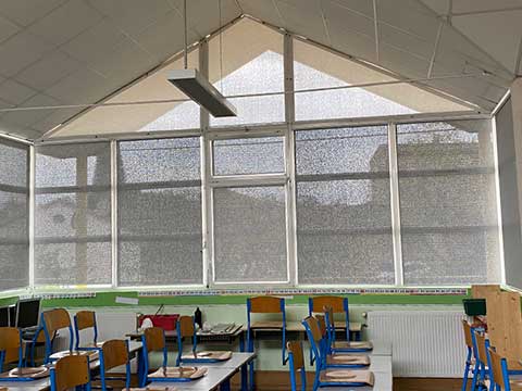 Protection solaire : installation de stores intérieurs dans une école à Grane